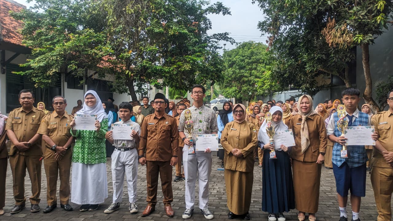 APEL PAGI DIRANGKAIKAN DENGAN PENYERAHAN PIALA PEMENANG OSN DILINGKUNGAN DINDIKBUD KOTA SERANG.